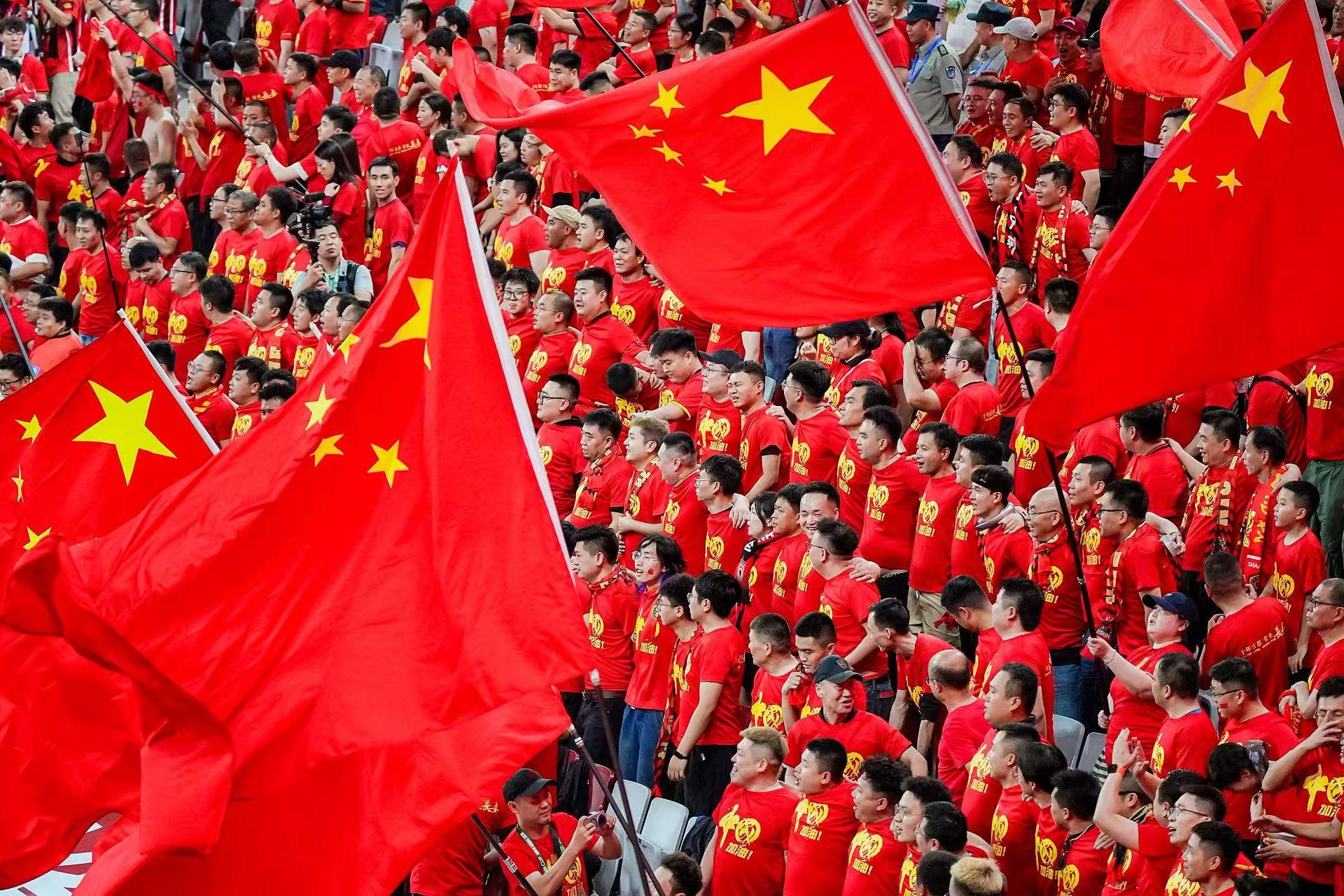 包含亚洲球员吸引国际关注，足球风采迷人的词条