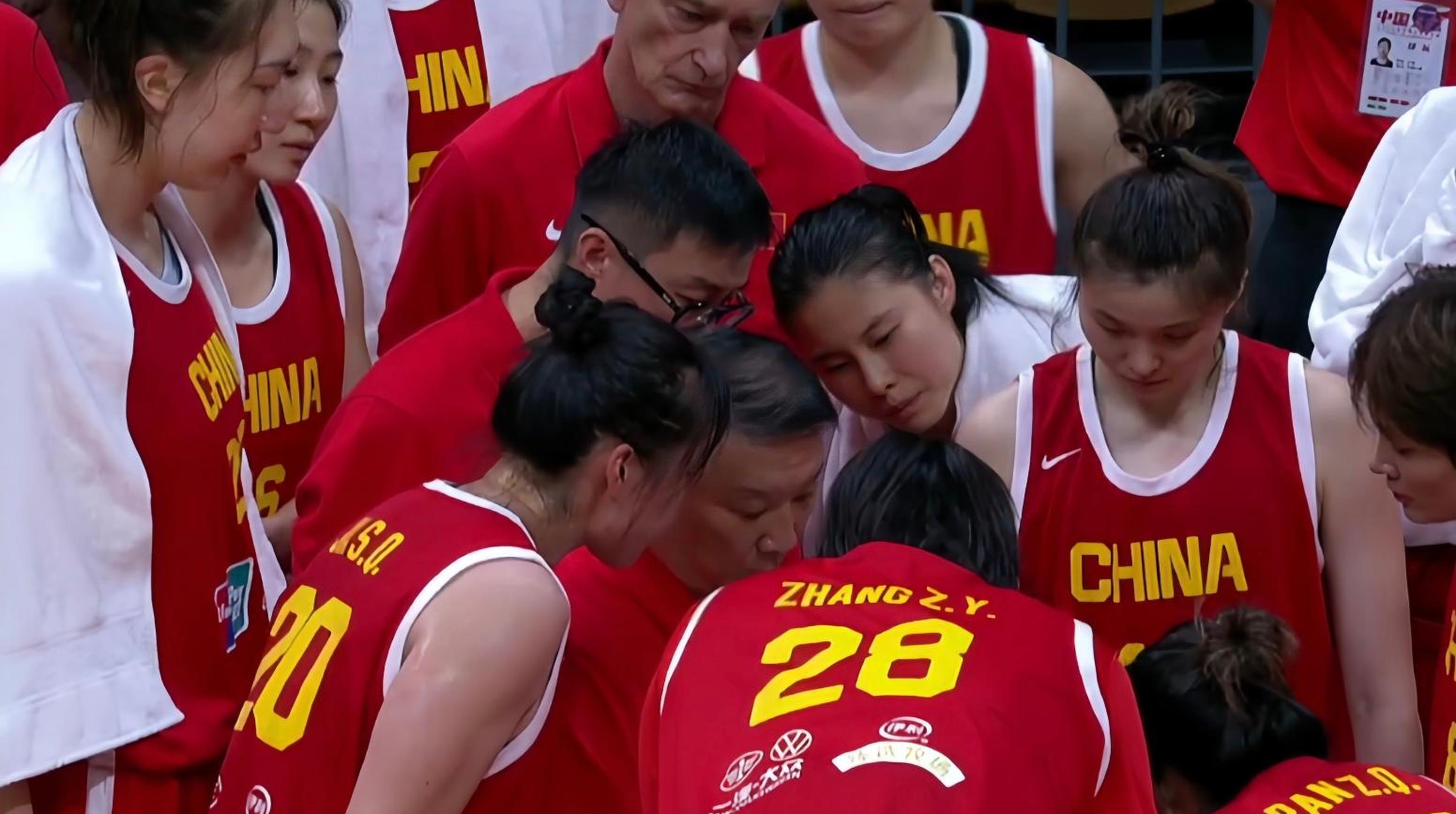 海南女篮在场上展现出团队默契，助力获胜