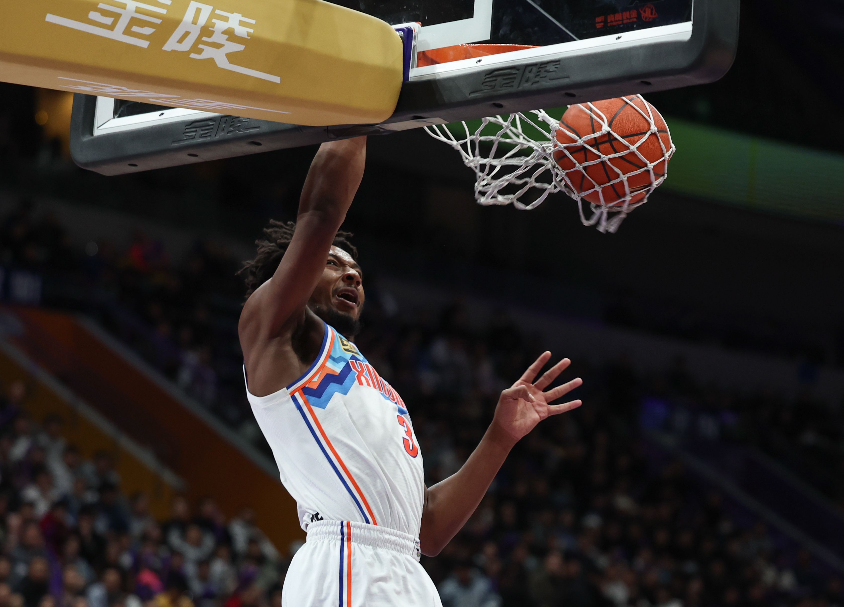 球场上的顽强拼搏,每一个动作都关键 球场上的顽强拼搏,每一个动作都关键