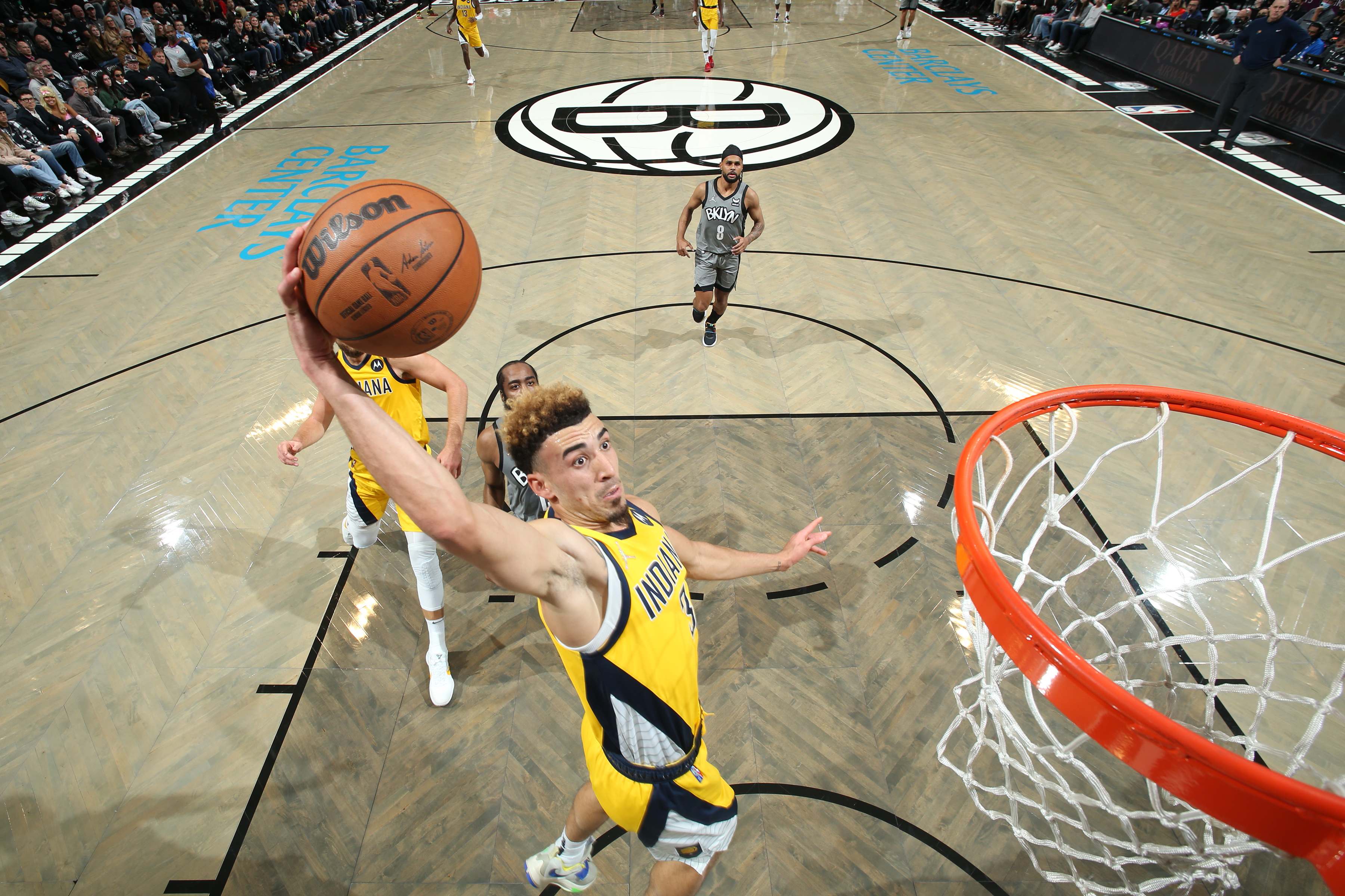 NBA球员成功完成华丽扣篮 NBA球员成功完成华丽扣篮