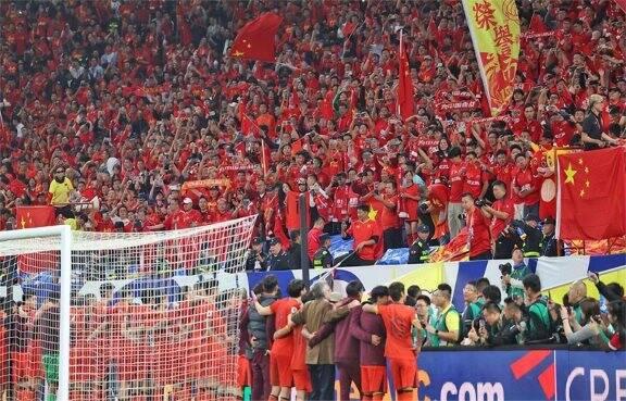 足球比赛现场球迷呐喊声不绝于耳,激情四射的简单介绍 足球比赛现场球迷呐喊声不绝于耳,激情四射的简单介绍