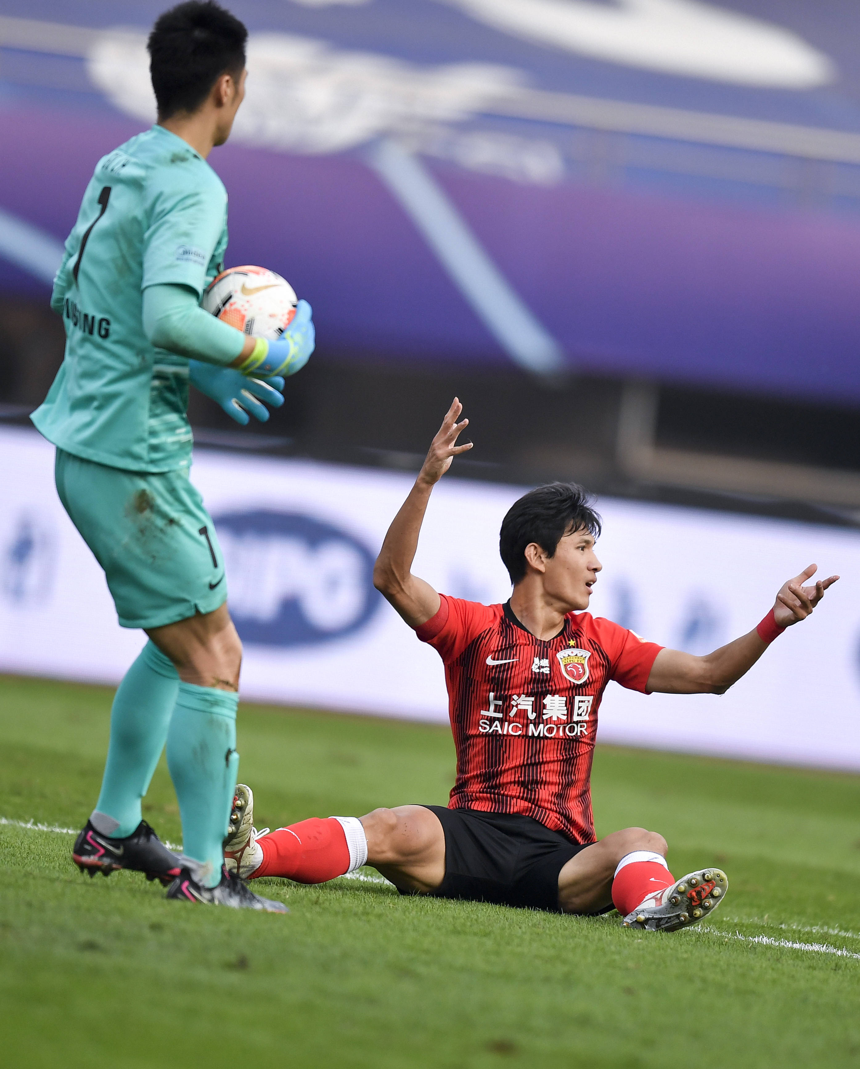 包含苏宁球员身手敏捷,关键时刻突破对手防线的词条 包含苏宁球员身手敏捷,关键时刻突破对手防线的词条