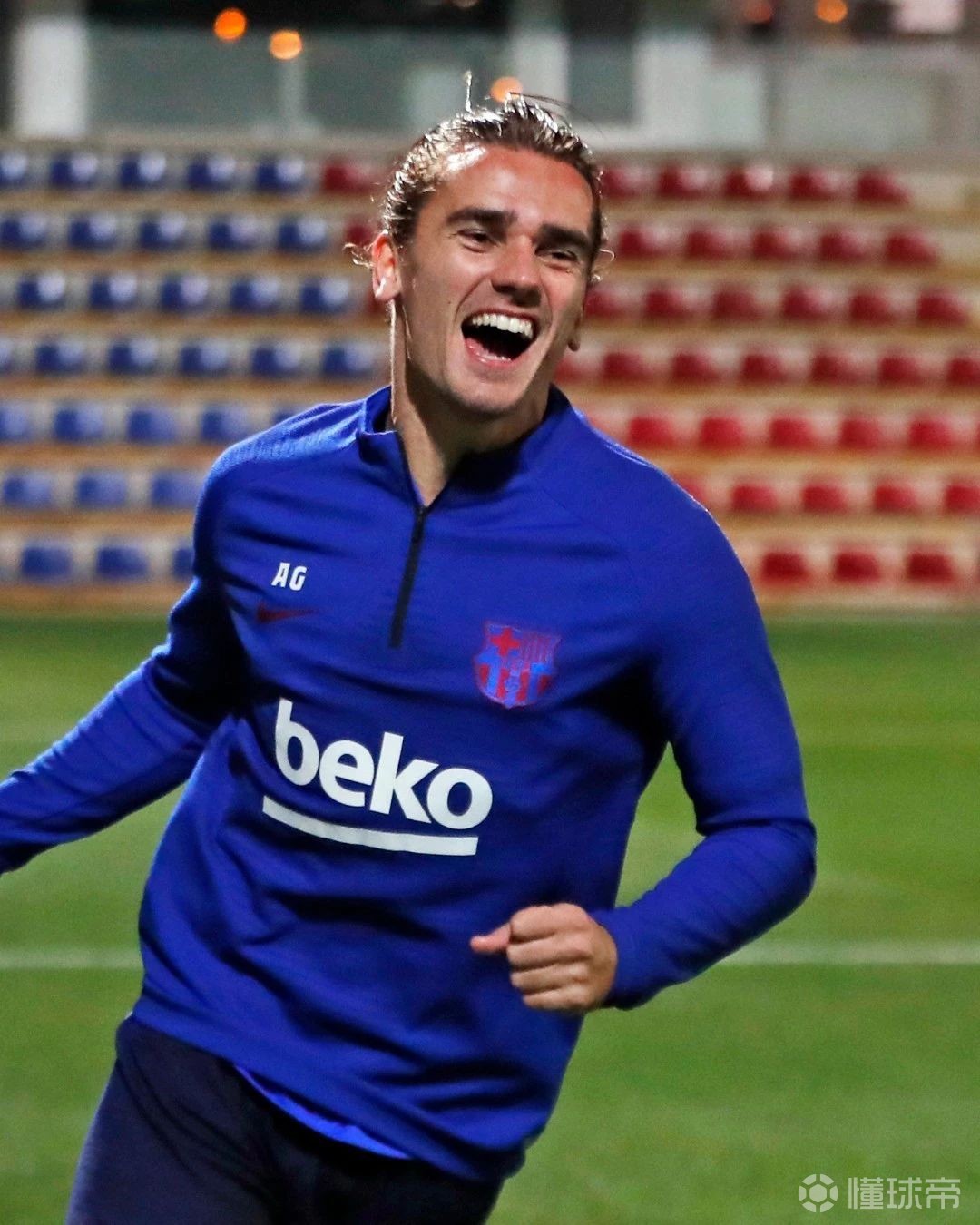 红蓝对垒,球场上的激烈拼杀长令人难忘 红蓝对垒,球场上的激烈拼杀长令人难忘