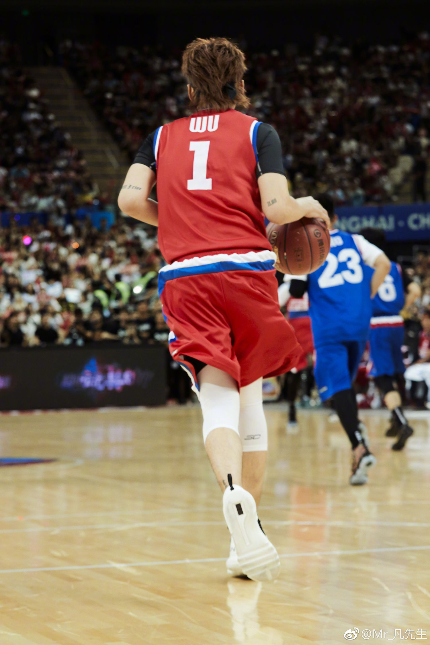 红蓝对垒,球场上的激烈拼杀长令人难忘 红蓝对垒,球场上的激烈拼杀长令人难忘