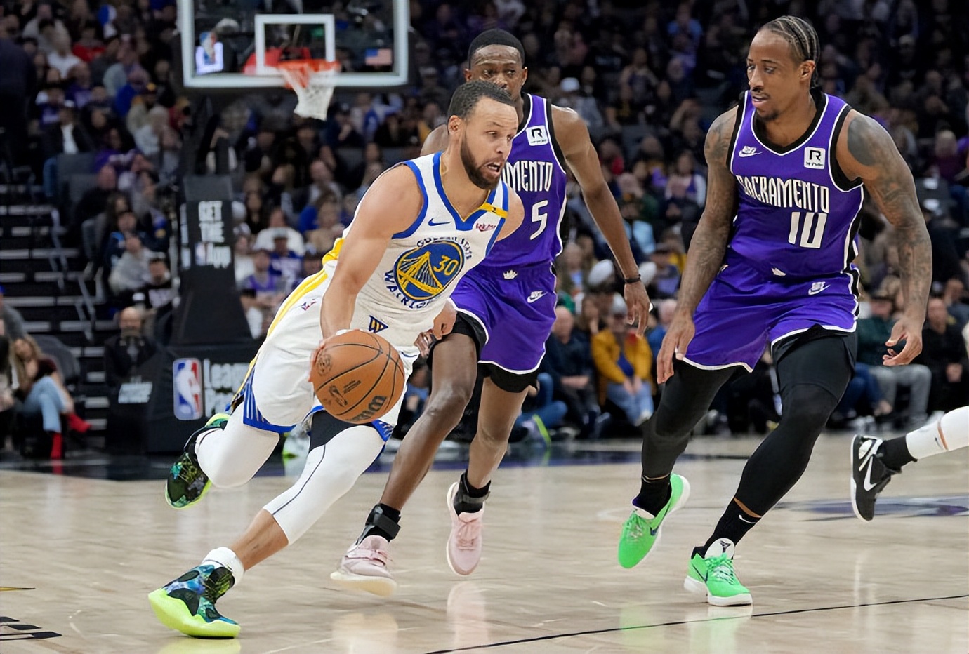 勇士客场惨败爵士,遭遇首败! 勇士客场惨败爵士,遭遇首败!