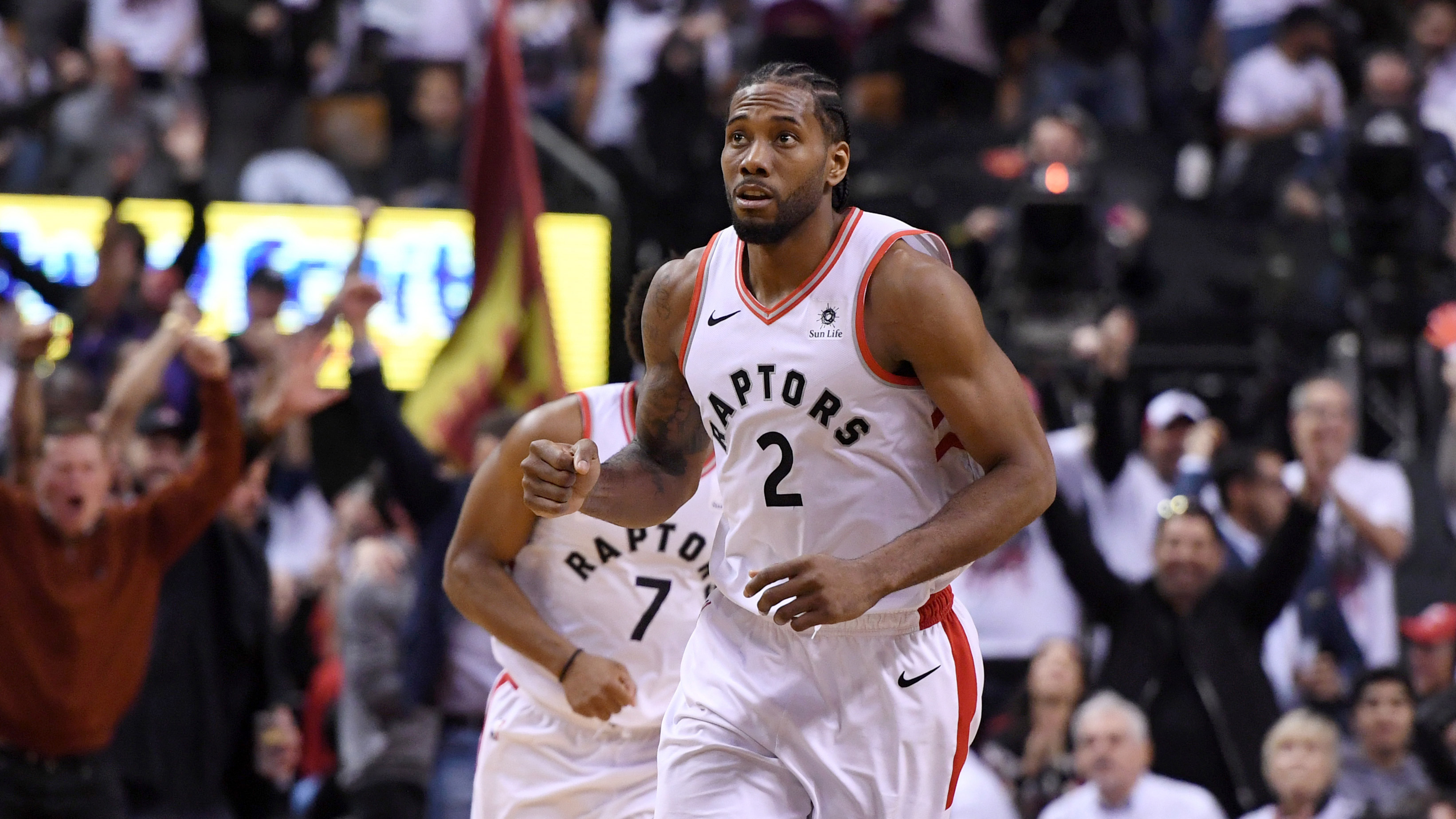 猛龙客场战胜凯尔特人,伦纳德表现出色 猛龙客场战胜凯尔特人,伦纳德表现出色