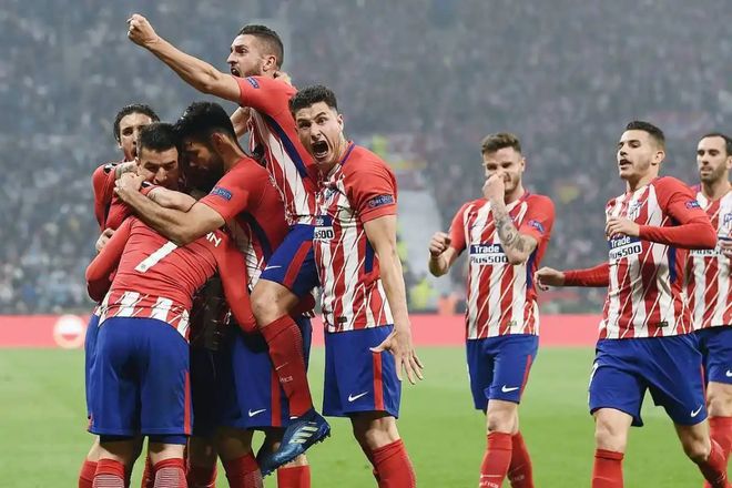 代表不同国家的球队将在球场上交锋